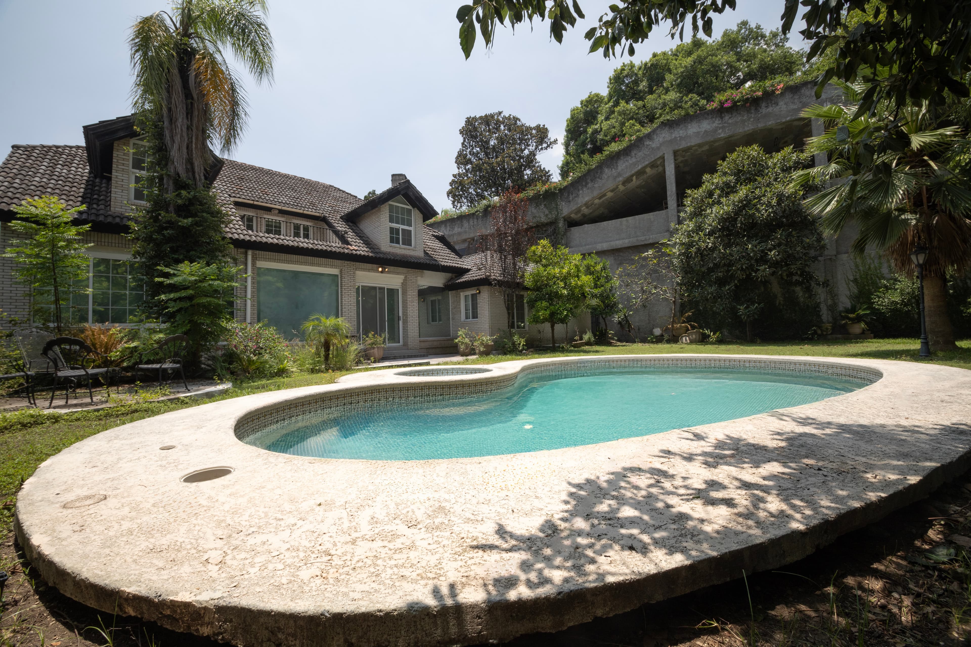 Traditional Estate with Garden and Mountain Access